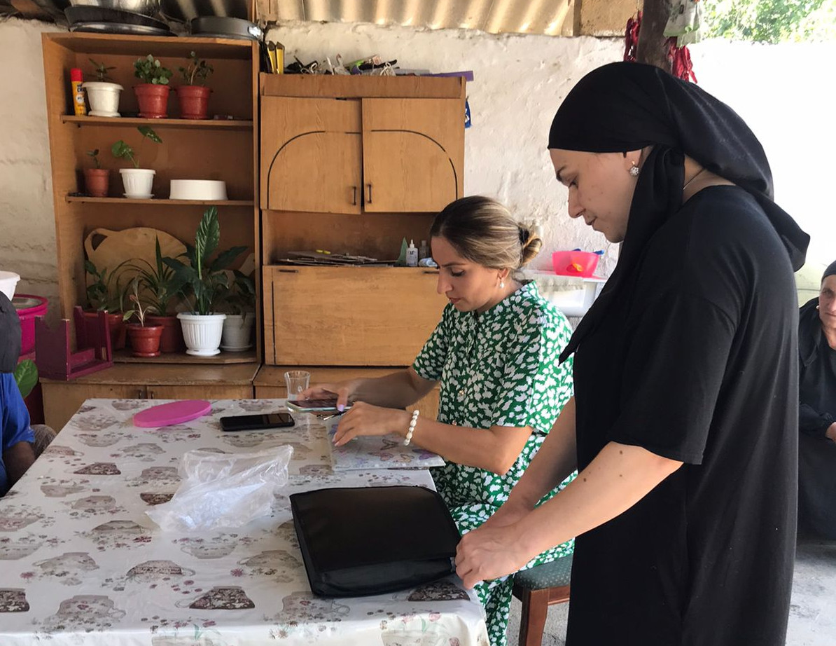 Социальные работники Минтруда Дагестана в Дербентском районе помогли многодетной семье погибшего военнослужащего оформить выплату по потере кормильца